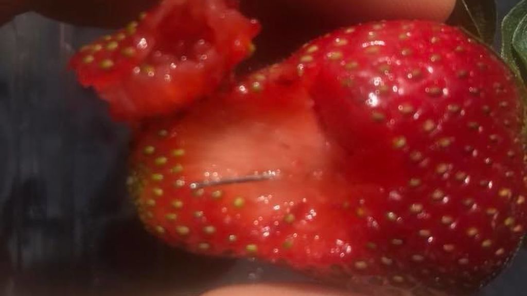 Agujas incrustadas en fresas en Australia