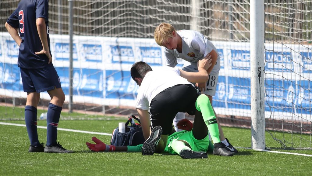 El hijo de Totti, con 12 años, renuncia a meter un gol para atender al portero rival durante un torneo en Madrid