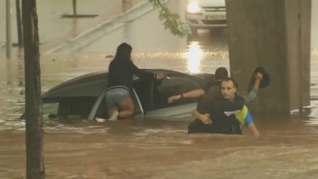César y Ernesto rescatan ‘in extremis’ a una familia que casi se ahoga en su vehículo en Logroño