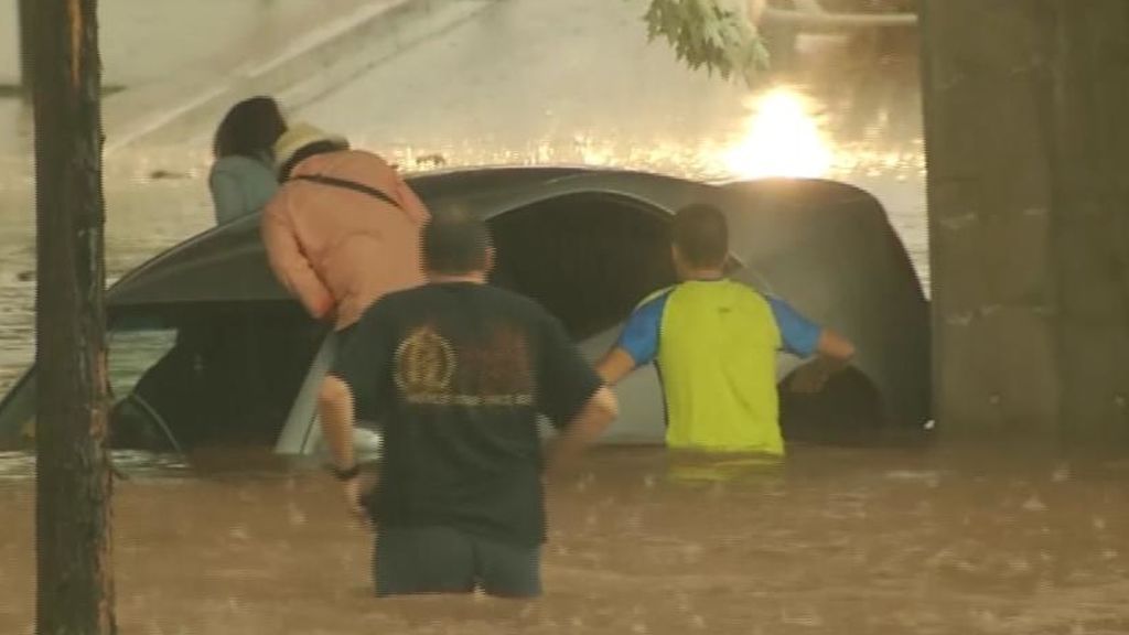 Una familia es rescatada por dos vecinos de un vehículo arrastrado por la riada