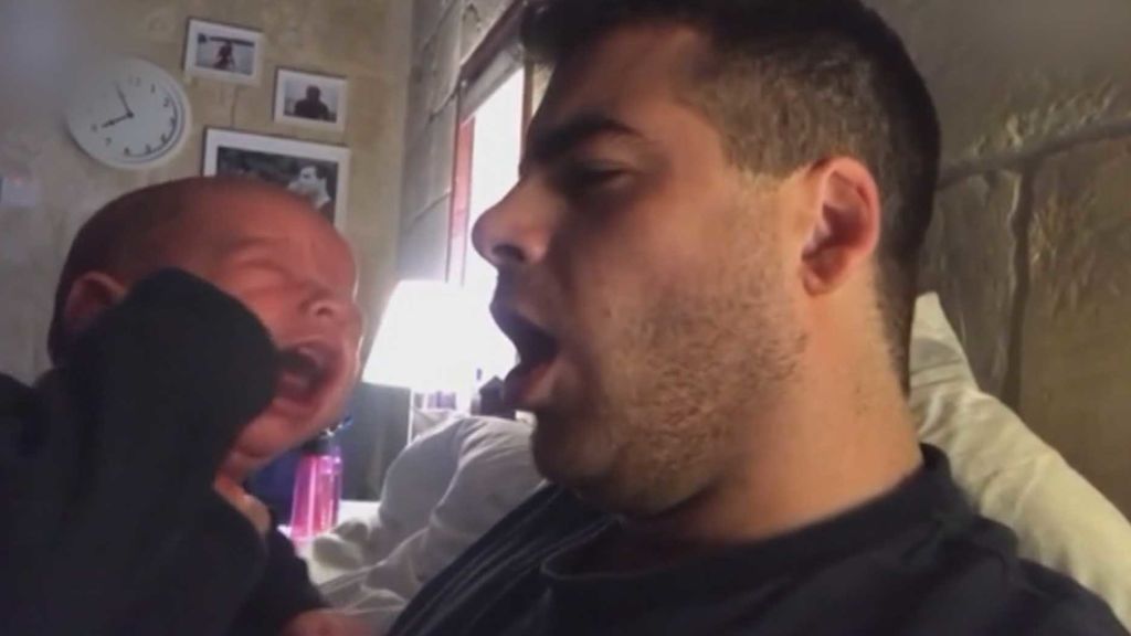 El sorprendente truco de un padre para calmar el llanto de su recién nacido