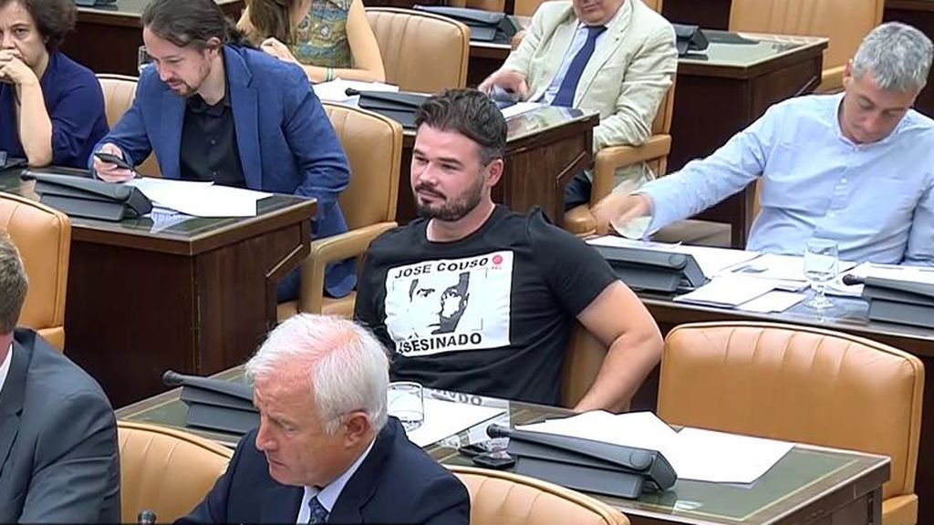 Rufián pregunta a Aznar con la camiseta de José Couso: ¿Tiene usted vergüenza?