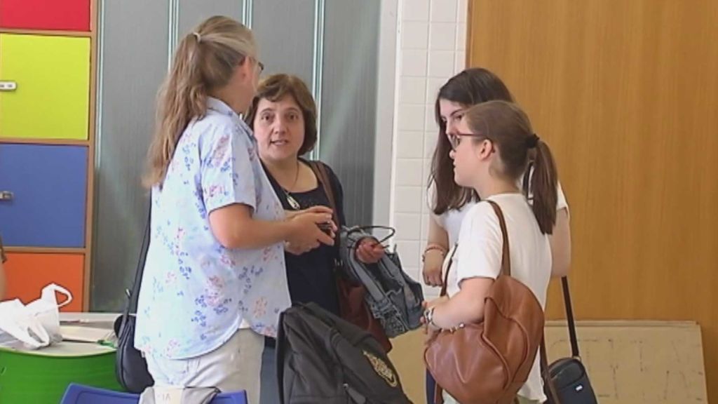 Los padres toman un instituto de Galicia para reclamar más profesores para sus hijos