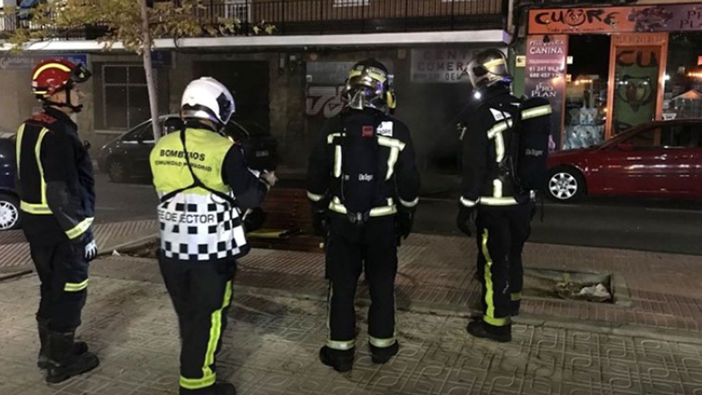 Cuatro mujeres intoxicadas en el incendio de una galería comercial en San Sebastián de los Reyes