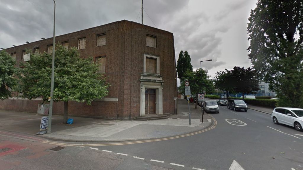 Tres heridos por un atropello supuestamente intencionado junto a una mezquita de Londres