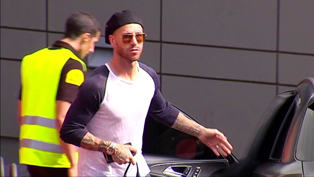 El ‘look’ afrancesado de Sergio Ramos: ¿homenaje a Griezmann? 😜 El ‘look’ afrancesado de Sergio Ramos: ¿homenaje a Griezmann? 😜