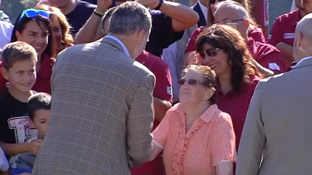 El rey se salta el protocolo y besa a una anciana en su visita a Ordesa