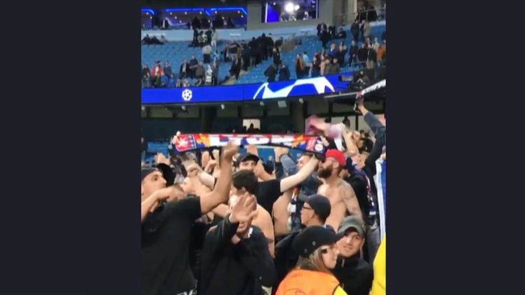 El Olympique de Lyon expulsa de por vida a un aficionado que hizo el saludo nazi en la grada