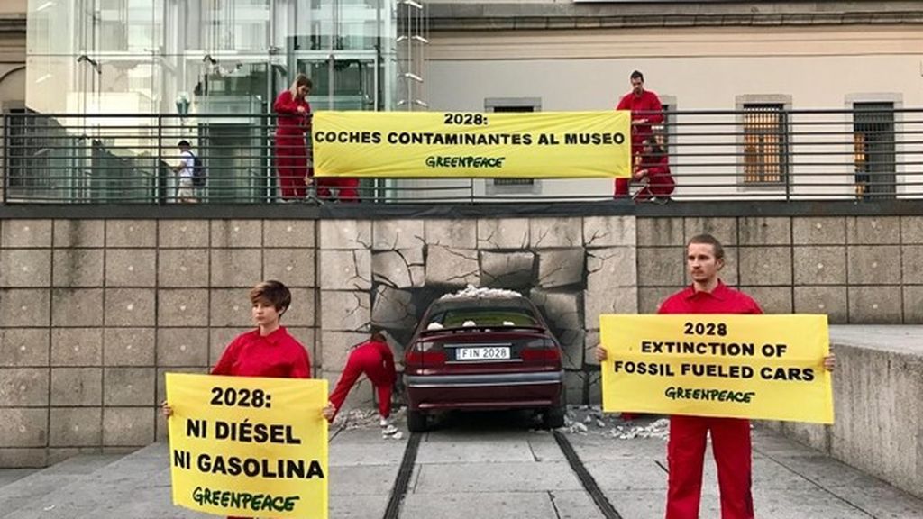 Greenpeace "estrella" un coche contra el Reina Sofía Greenpeace "estrella" un coche contra el Reina Sofía