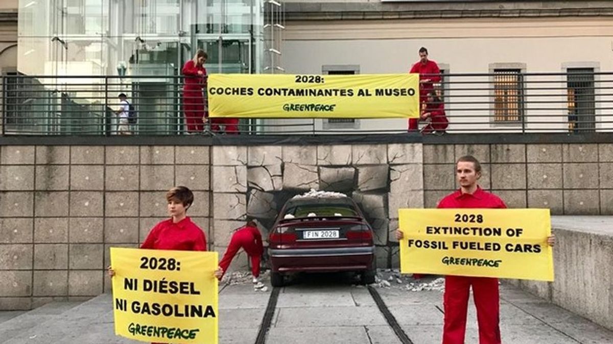 Greenpeace "estrella" un coche contra el Reina Sofía