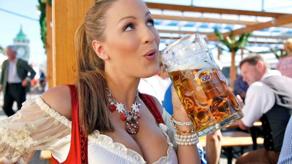 Si eres mujer y vas a ir al Oktoberfest no te olvides de ponerte unas buenas tetas