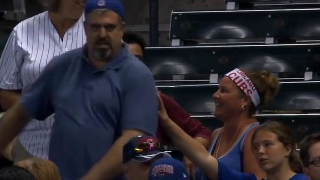 Un padre avergüenza a su hija realizando los bailes del Fortnite durante un partido de béisbol