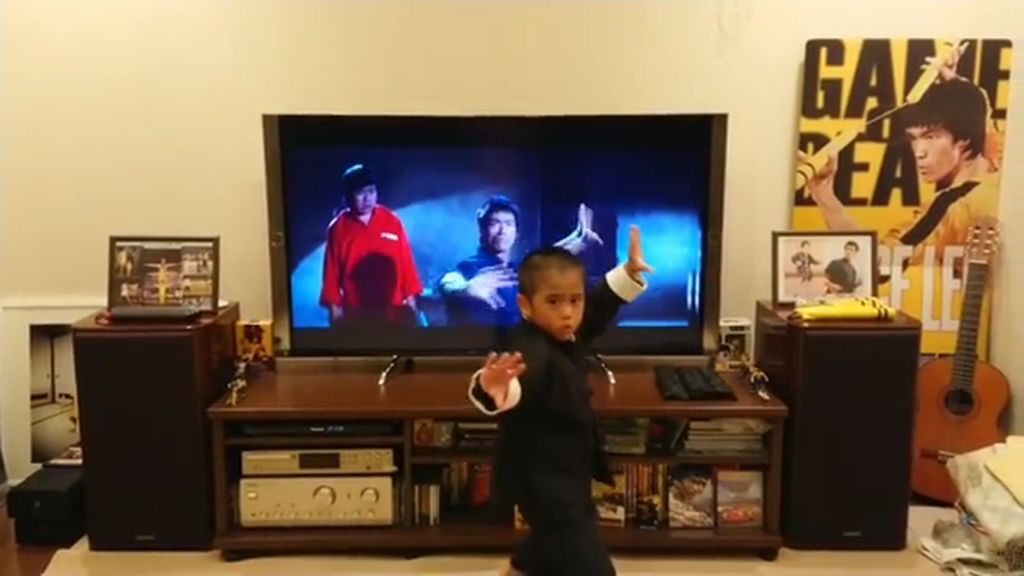 Tiene ocho años, hace flexiones y enloquece a las redes con sus imitaciones de Bruce Lee