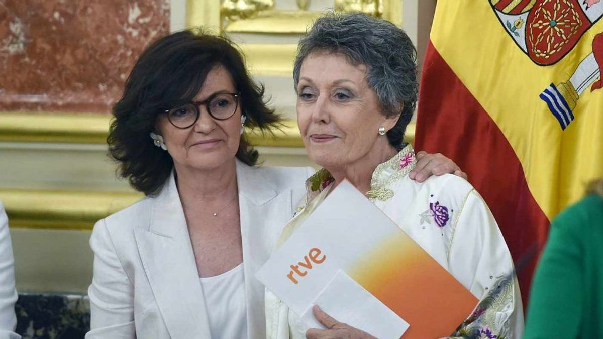 Rosa María Mateo (derecha), en su toma de posesión en el Congreso, junto a la vicepresidenta del Gobierno, Carmen Calvo.