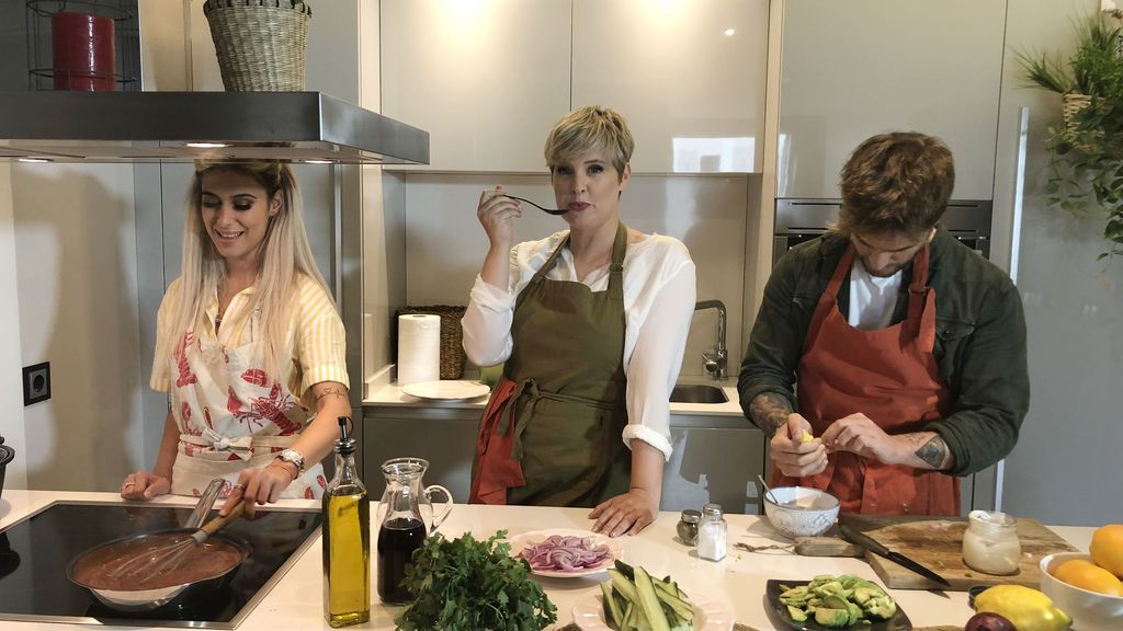 Tania Llasera, sin palabras al descubrir que Bea y Rodri, sus pinches, se conocían antes de 'GH' (2/2)