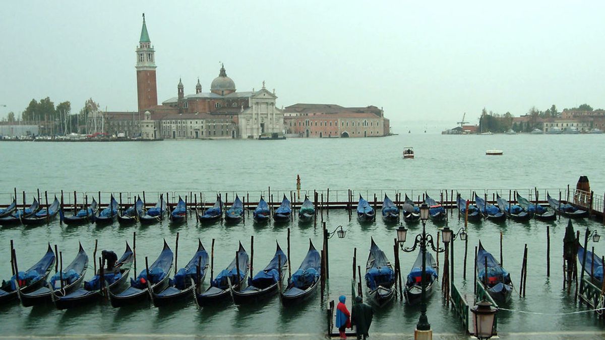 Venecia contra los turistas: multa de hasta 500 euros por sentarse en el suelo