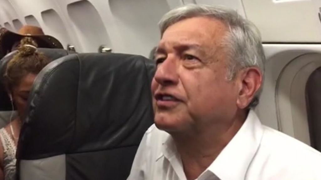 López Obrador se queda atrapado más de 4 horas en un avión comercial