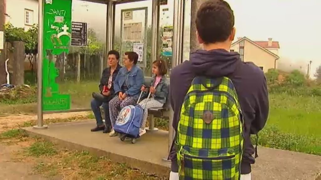 Los pensionistas de zonas rurales de Galicia, obligados a compartir autobús con escolares