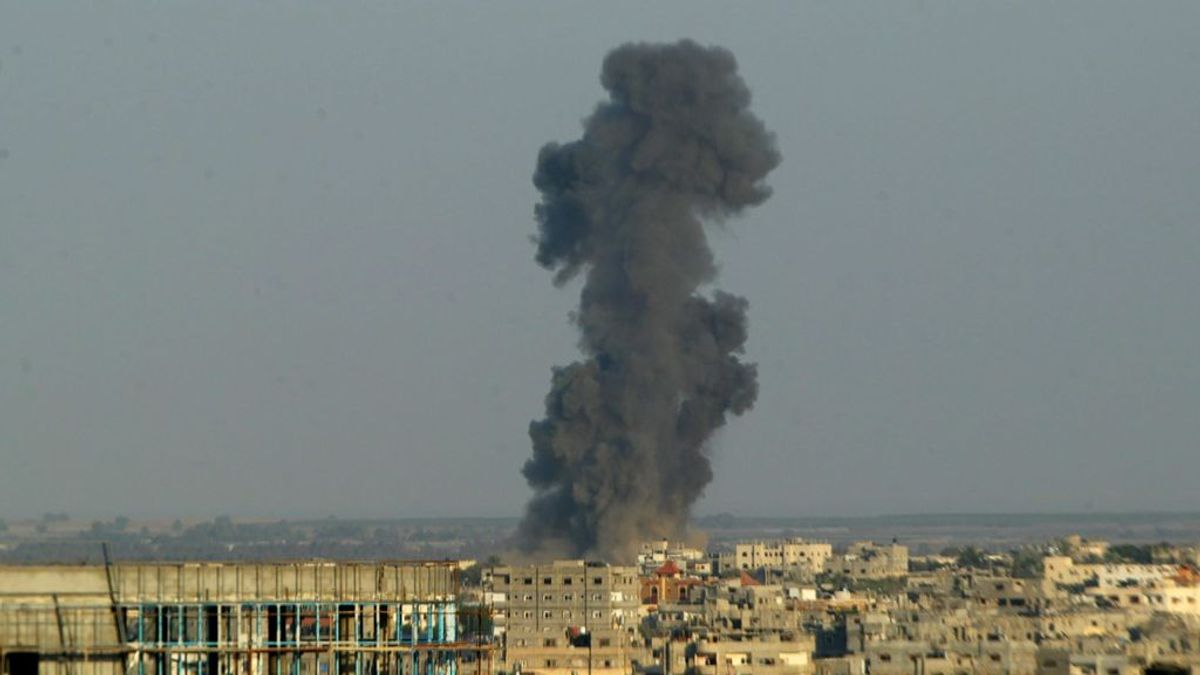 Un bombardeo aéreo israelí en la frontera de Gaza deja once heridos