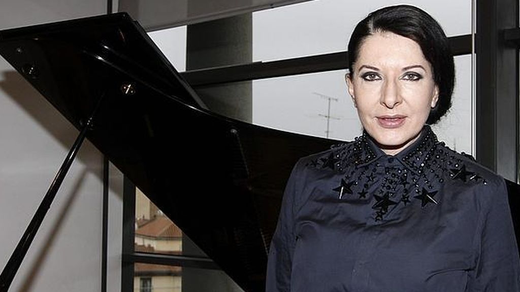 Marina Abramovic, golpeada con un lienzo en la cabeza en su exposición de Florencia