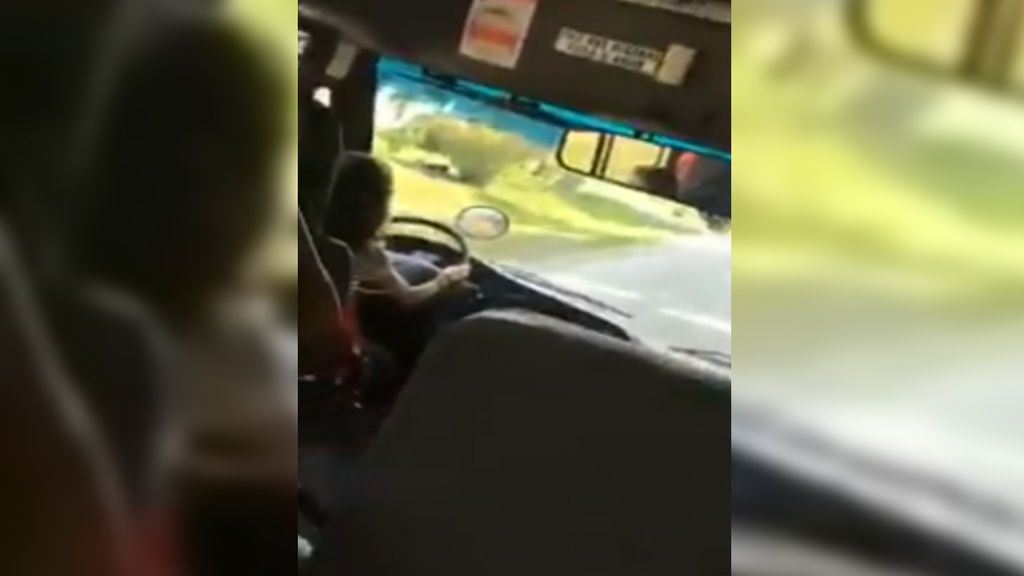 Peligroso momento en el que una niña conduce un autobús escolar