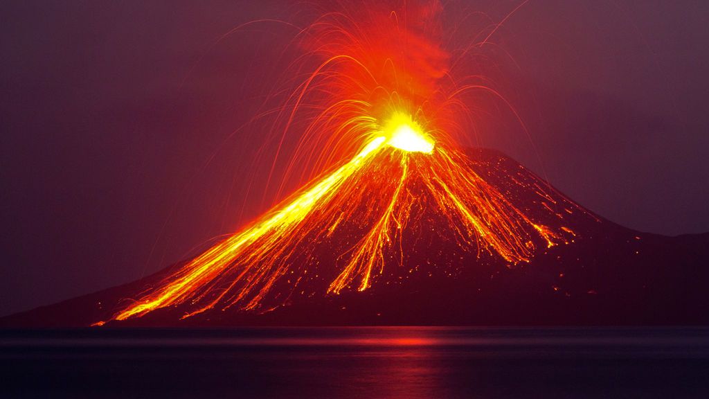 Espectacular erupción nocturna del volcán indonesio Anak 