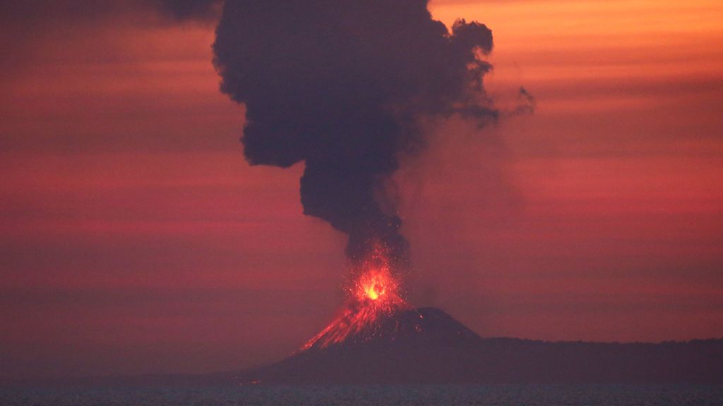 El volcán Anak Krakatoa de Indonesia vuelve a mantener en vilo a los ciudadanos
