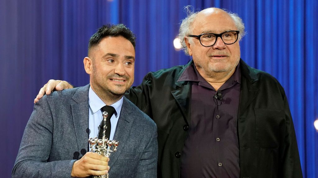 Danny DeVito recibe el Premio Donostia de manos de Juan Antonio Bayona