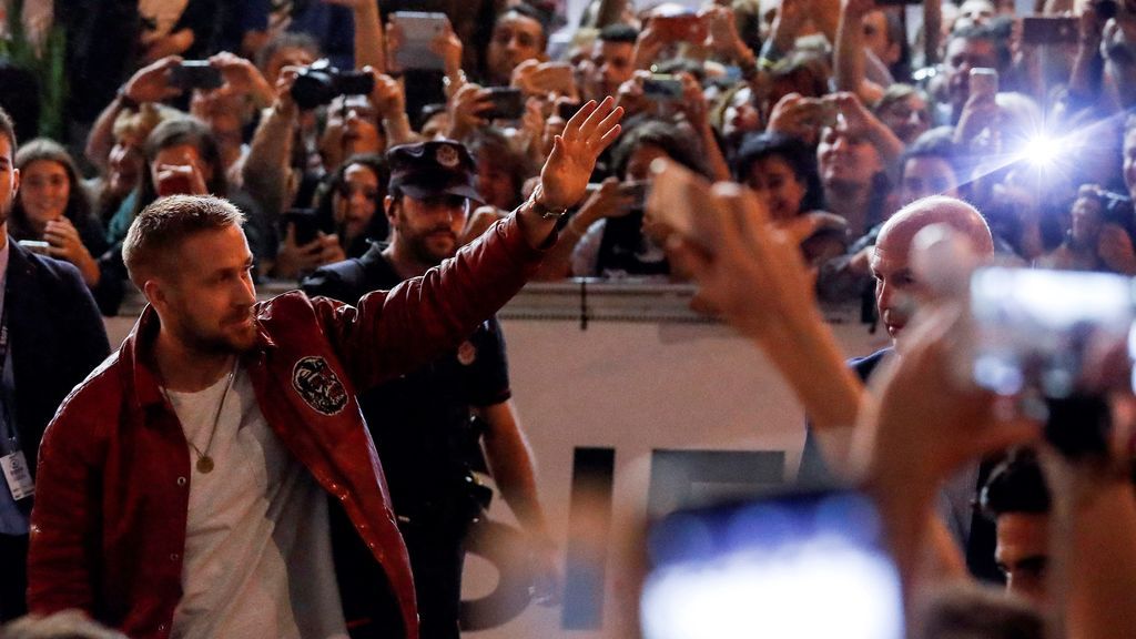 Gritos, aplausos y selfis para recibir a Ryan Gosling en San Sebastián