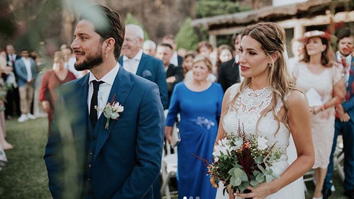 Manuel Carrasco y Almudena Navalon comparten el álbum de su boda: su hija fue la tercera gran protagonista