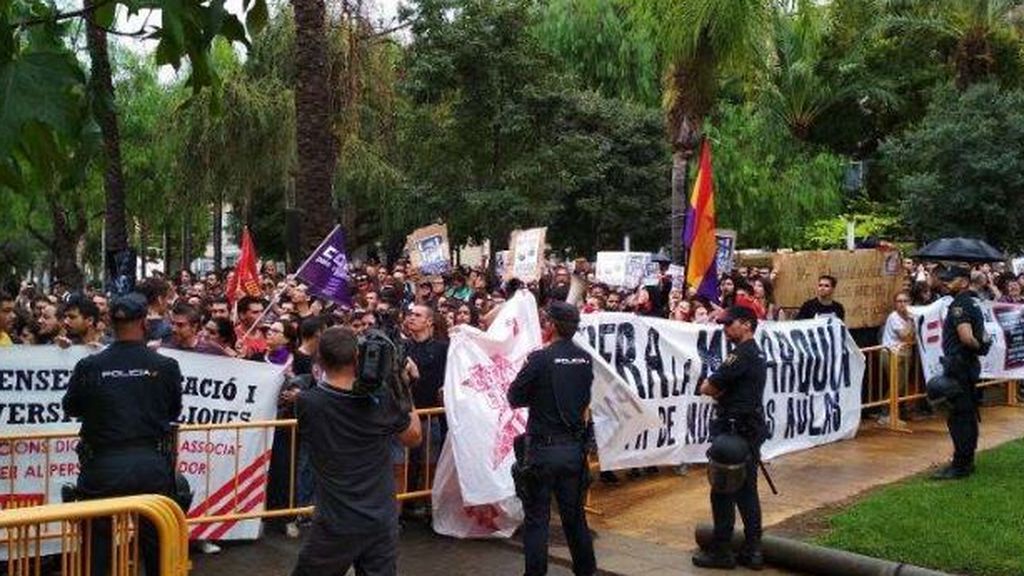 El Rey divide a la universidad Politécnica, entre el abucheo y el aplauso El Rey divide a la universidad Politécnica, entre el abucheo y el aplauso