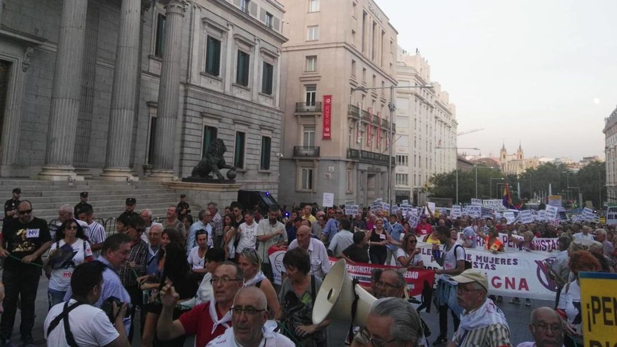 Los pensionistas cortan el tráfico con su protesta frente al Congreso el 22 pasado 22 de septiembre.