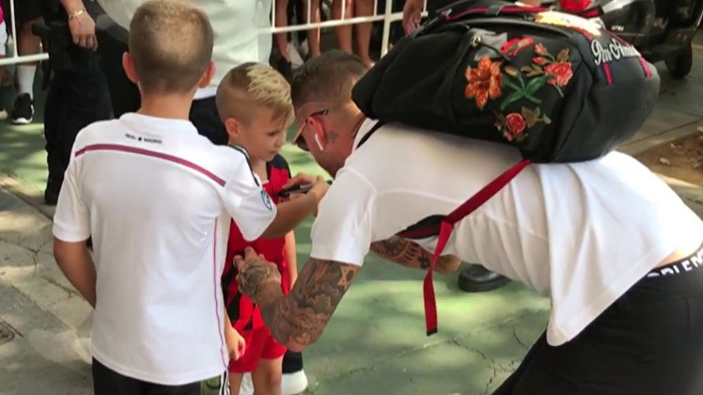 El detalle de Sergio Ramos con la afición que le dio la bienvenida en Sevilla El detalle de Sergio Ramos con la afición que le dio la bienvenida en Sevilla