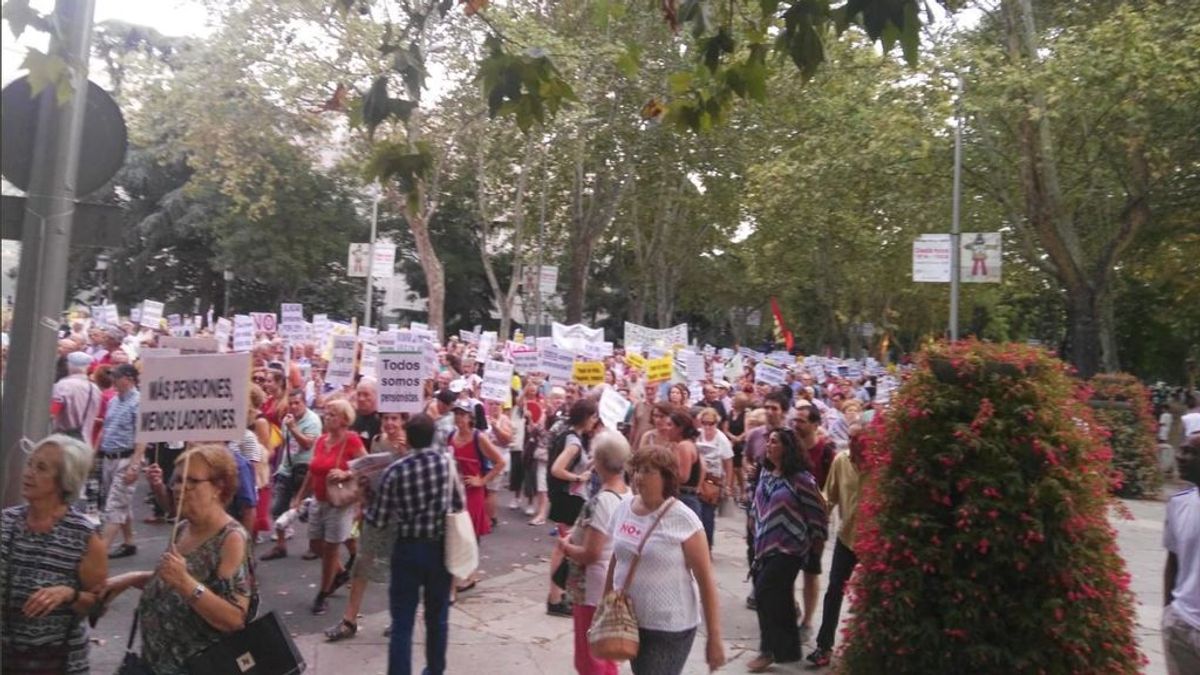 La protesta de los pensionistas corta la Carrera de San Jerónimo durante el Pleno del Congreso