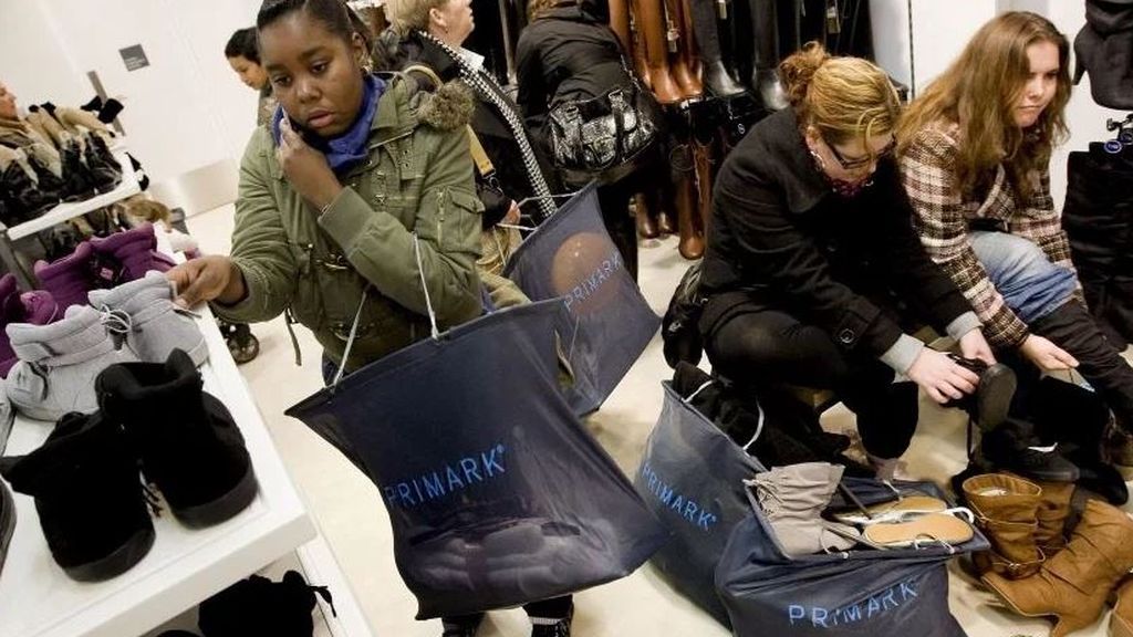 Colas kilométricas en Sevilla en la apertura de la primera tienda de Primark en la ciudad Colas kilométricas en Sevilla en la apertura de la primera tienda de Primark en la ciudad