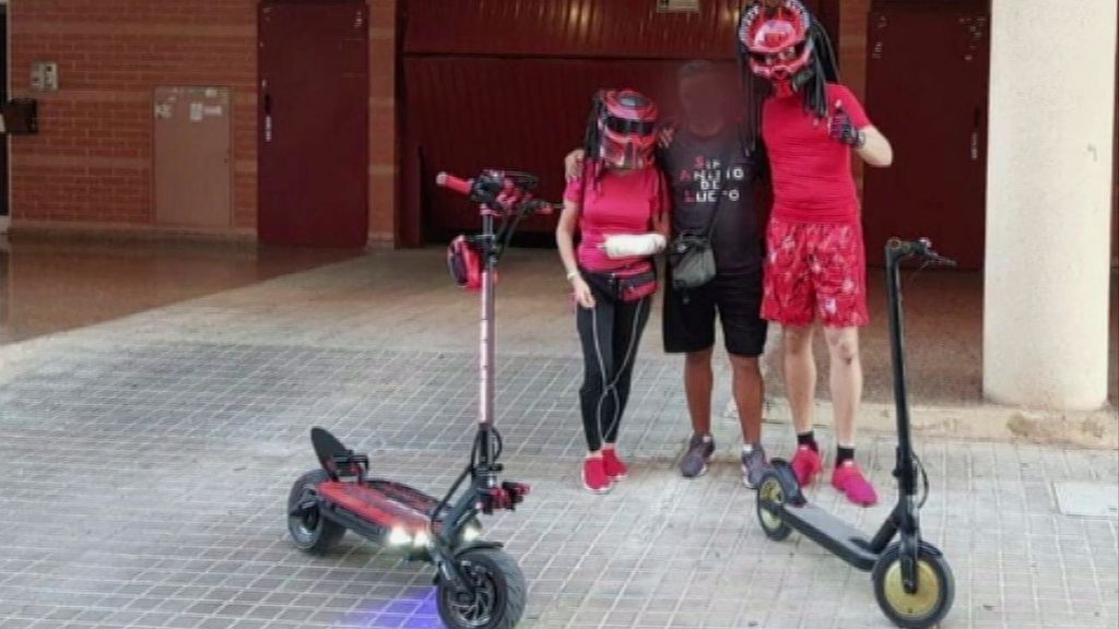 Los dos jóvenes que circulaban a 120 km/h en patinete eléctrico por una autovía se enfrentan a una multa que puede superar los 1000 euros