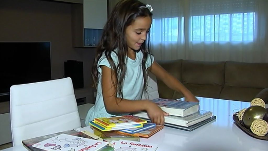 Una niña de 7 años, escritora y ‘youtuber’ que contagia su amor por la lectura en la Red
