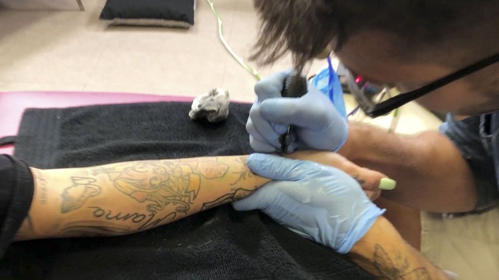 Tatuaje sorpresa en directo: Nicol Hartman se ha tatuado el nombre de su programa favorito