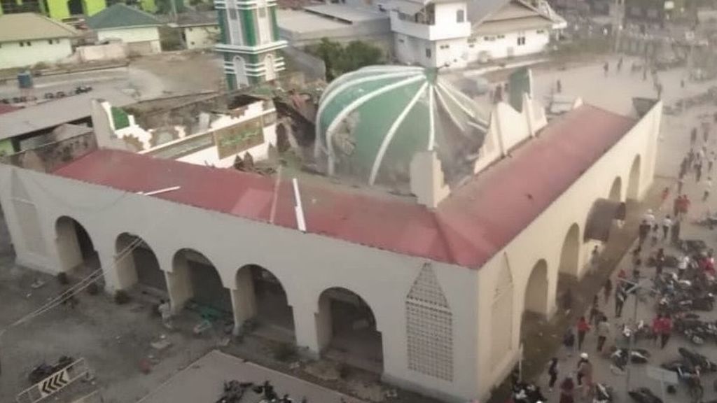 Terrible tsunami golpea la costa indonesia tras un terremoto de 7,5 grados Terrible tsunami golpea la costa indonesia tras un terremoto de 7,5 grados