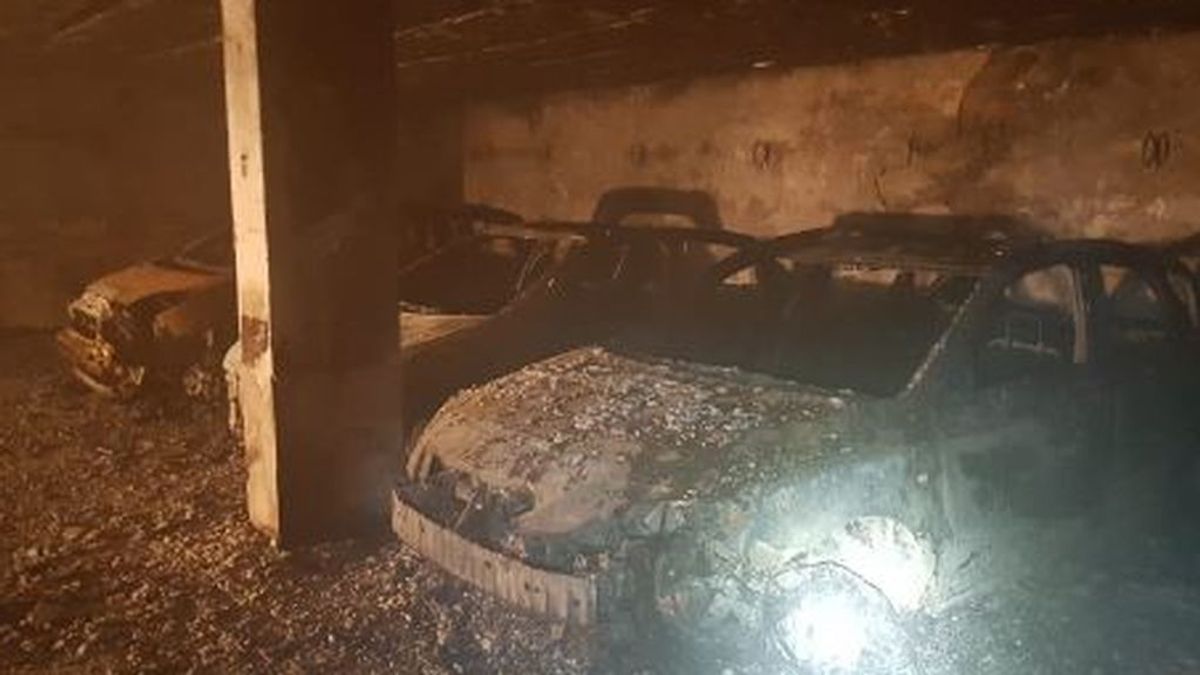 Seis bomberos atendidos extasiados al apagar un incencio en un garaje de Tenerife