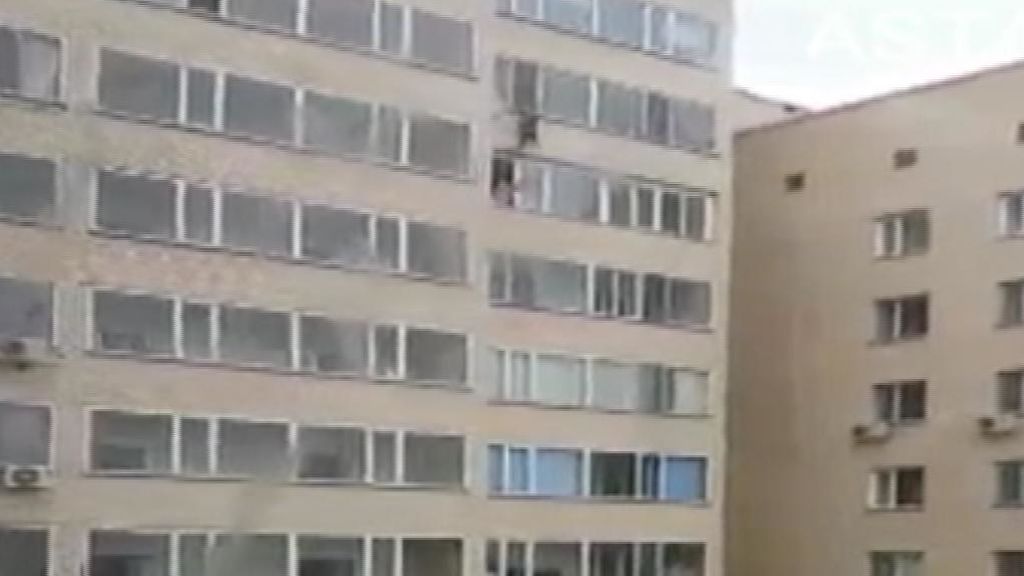 Coge al vuelo a un niño que cayó por la ventana de un décimo piso