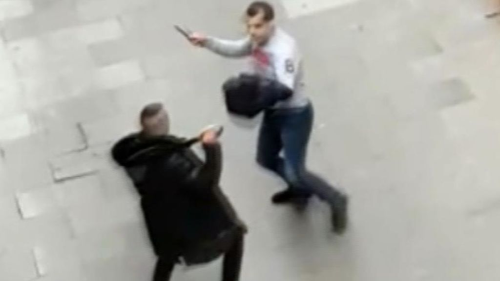 Espeluznantes imágenes de una pelea a machetes en El Raval