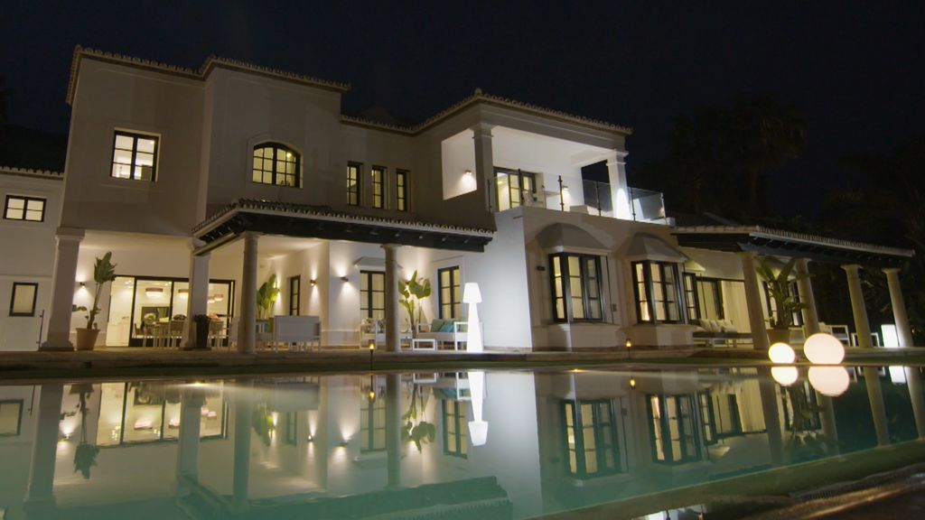 Qué bien se refleja por las noches una buena casa en una gran piscina