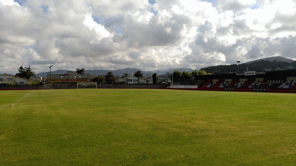 Tragedia en Asturias: Fallece un futbolista de 18 años del Navia tras chocar contra un muro de hormigón durante un partido