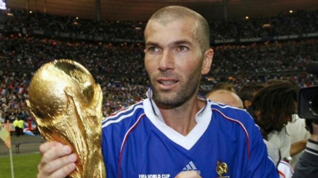¡Sin lavar y con su sudor!  La camiseta que usó Zidane en la final del Mundial ‘98, a la venta por 40.000 euros