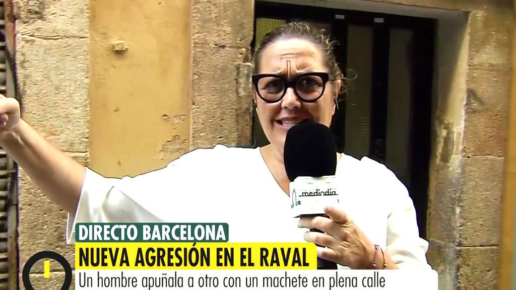 Mayka Navarro nos muestra los restos de sangre del hombre herido a machetazos en El Raval