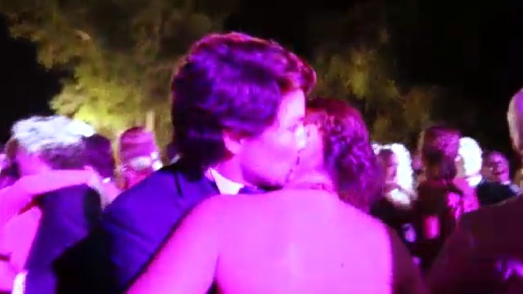 curro y tana beso