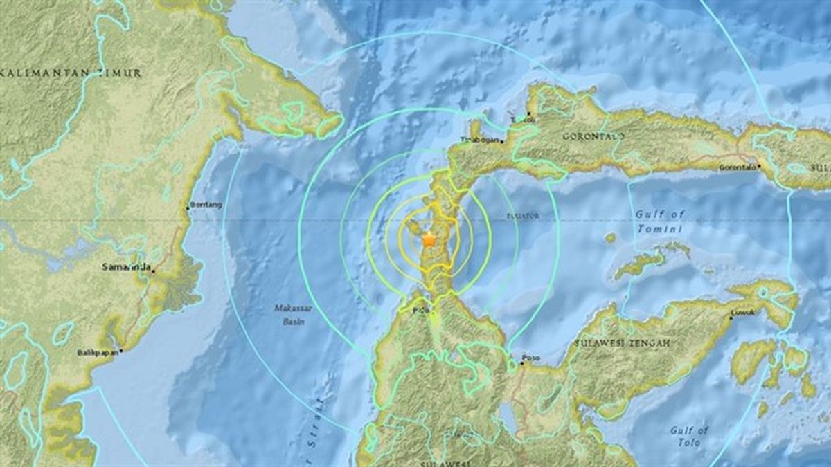 Un tsunami azota la costa de Indonesia tras un terremoto de 7,5 grados