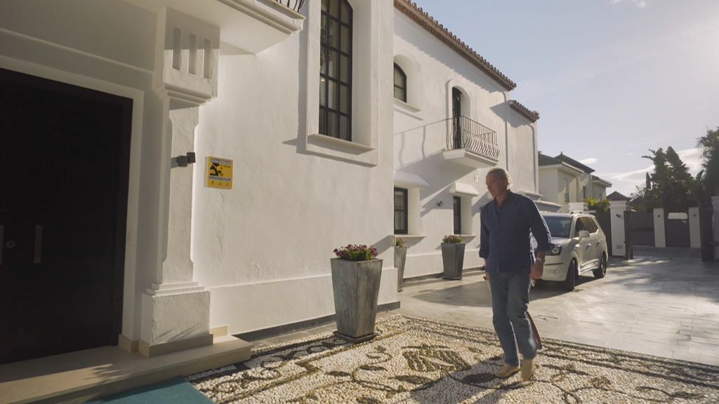 Atención a la alfombra de piedras que hay en la entrada principal