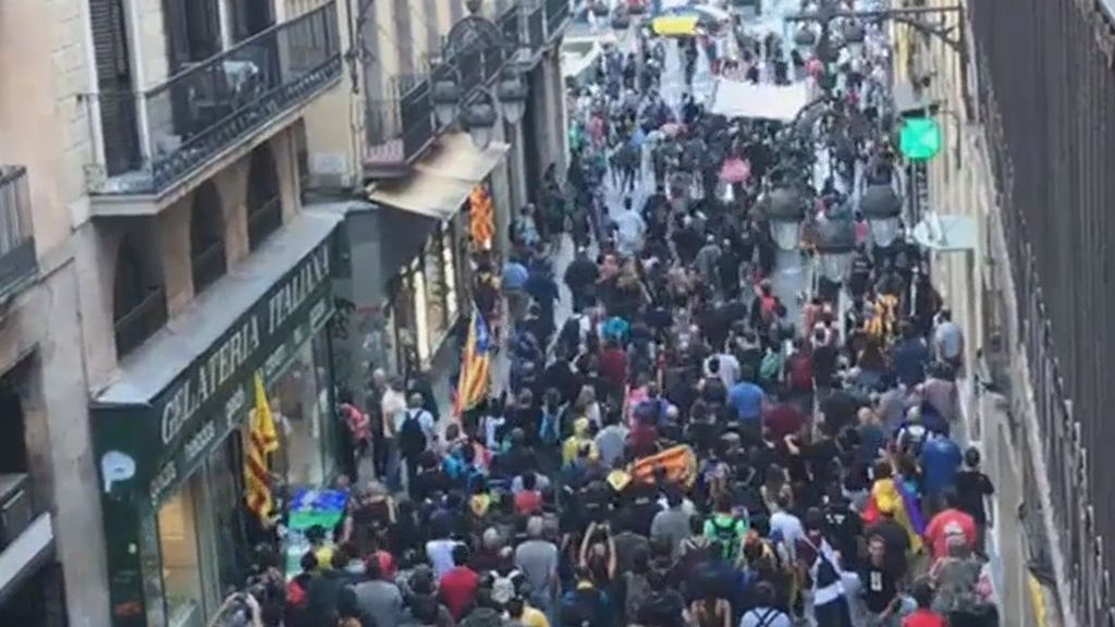 Momento en el que los independentistas corren por la via Laietana a la plaza Sant Jaume